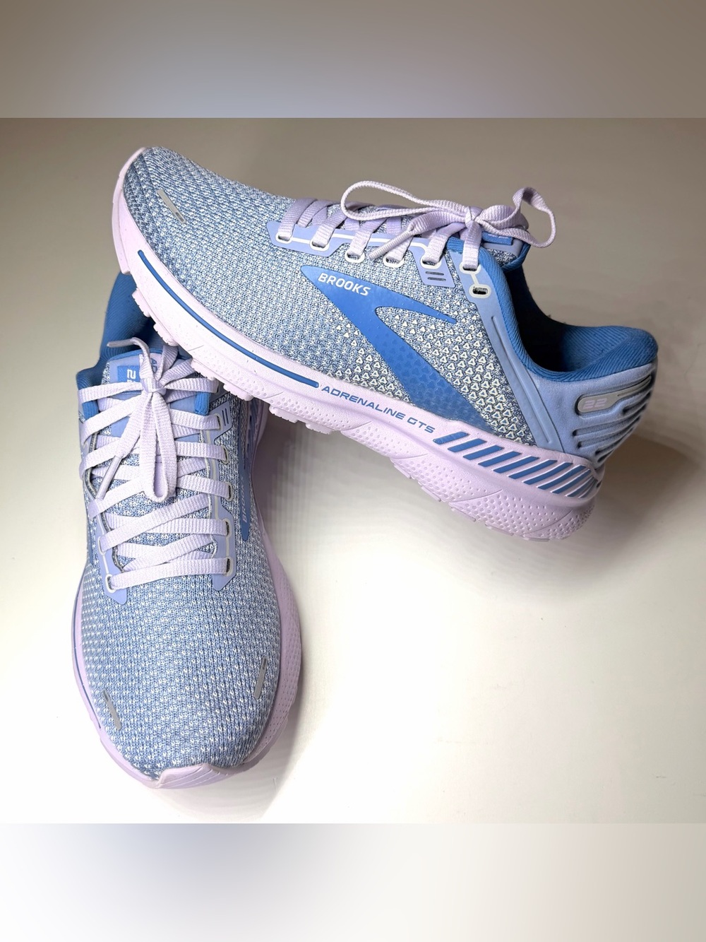 Brooks Women’s Adrenaline GTS 22 athletic Running Sneaker Size- 8.5 M